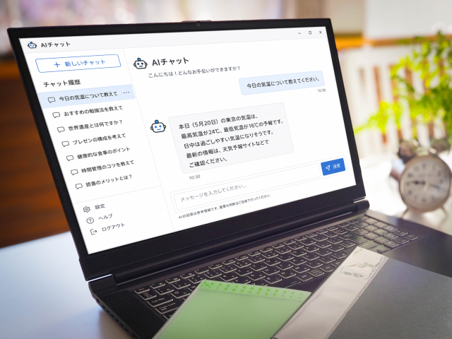 スマートフォンでチャットアプリの画面を確認している様子